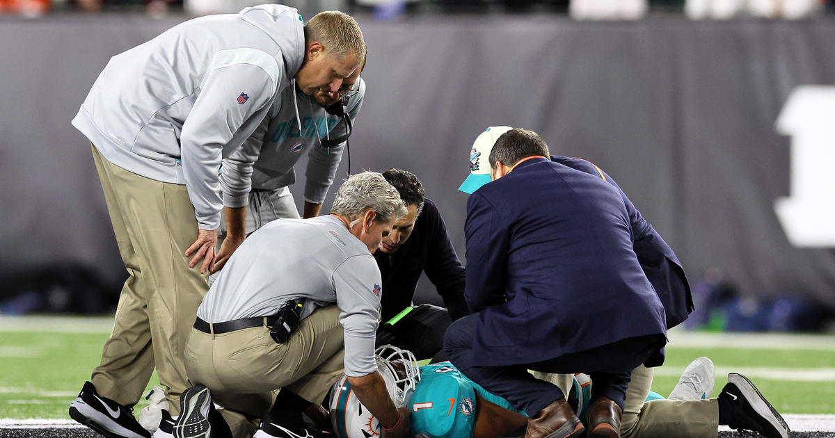 O meio-campista dos Dolphins, Tua Tagovailoa, foi diagnosticado com uma concussão e voltou a Miami após receber alta do hospital

