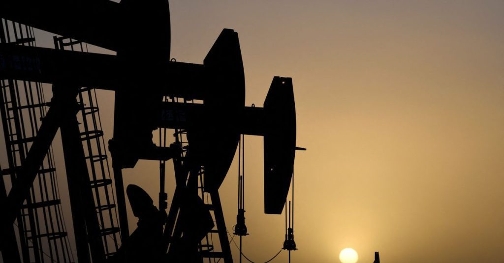 Petróleo salta com esperanças de recuperação na demanda de combustível na China