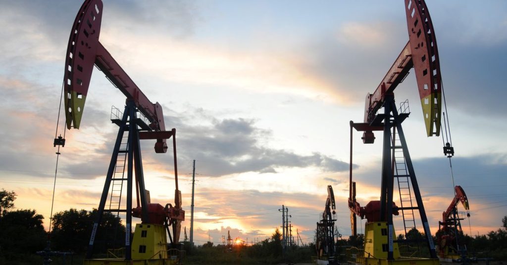 Petróleo sobe com atividade comercial fraca nos EUA, mas dados de demanda chinesa pesam