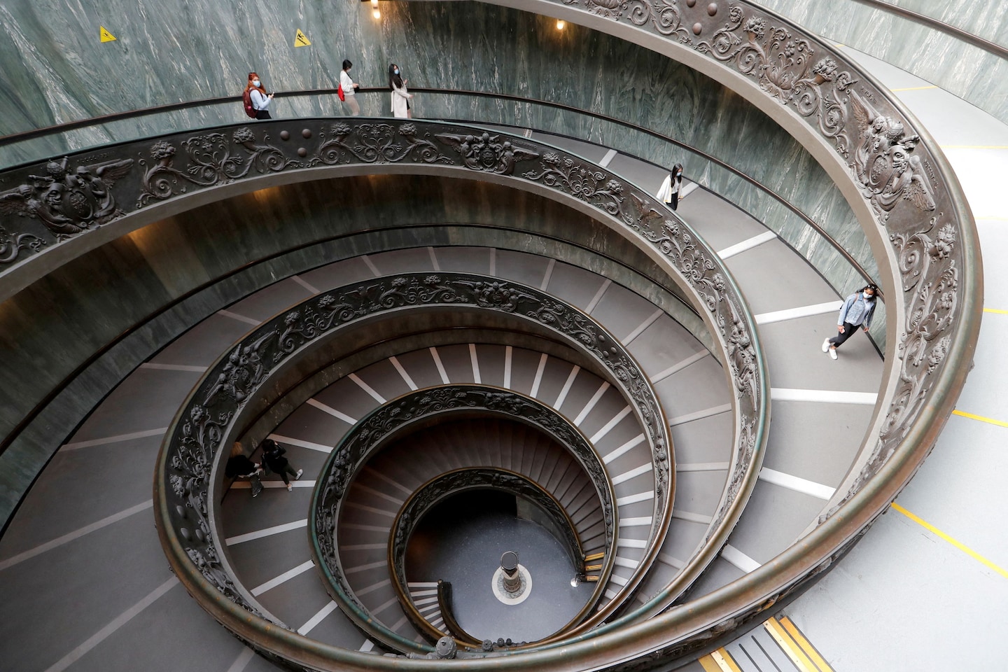 Polícia do Vaticano prende turista que destruiu antigos bustos romanos em museu

