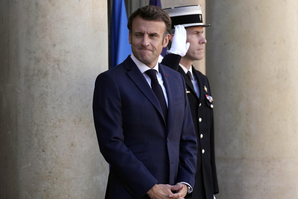 Presidente francês promete aumentar idade de aposentadoria de 62 para 65 anos