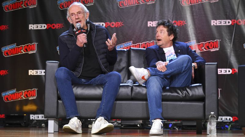 Reunião de Michael J. Fox e Christopher Lloyd encanta os fãs de 'De volta para o futuro'