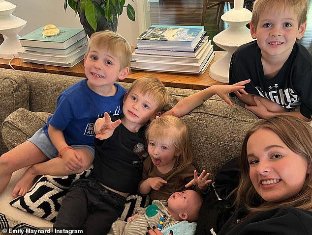 Assuntos de família: Tyler e Emily têm cinco filhos – Jennings, sete, Gibson, seis, Gaitlin, quatro, Nola, dois e Jones, dois meses – e Emily também tem uma filha, Ricky, 17.
