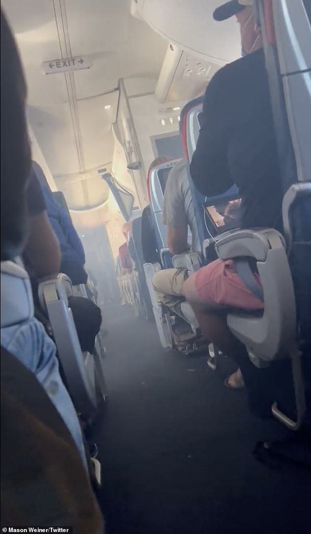 O vídeo do passageiro mostra a cena assustadora enquanto a fumaça escorre para a parte traseira do avião, visivelmente mais pesada para a frente quando o alarme dispara.