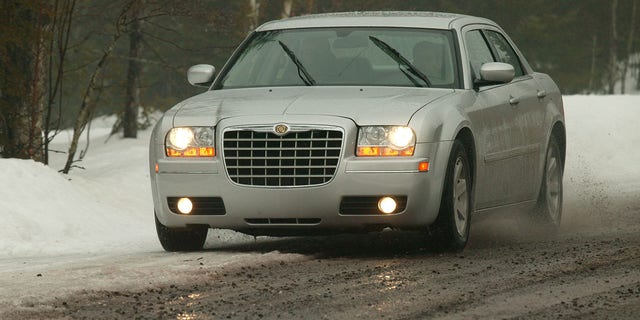 O Chrysler 300 é construído na mesma plataforma que o Dodge Magnum, Challenger e Charger.
