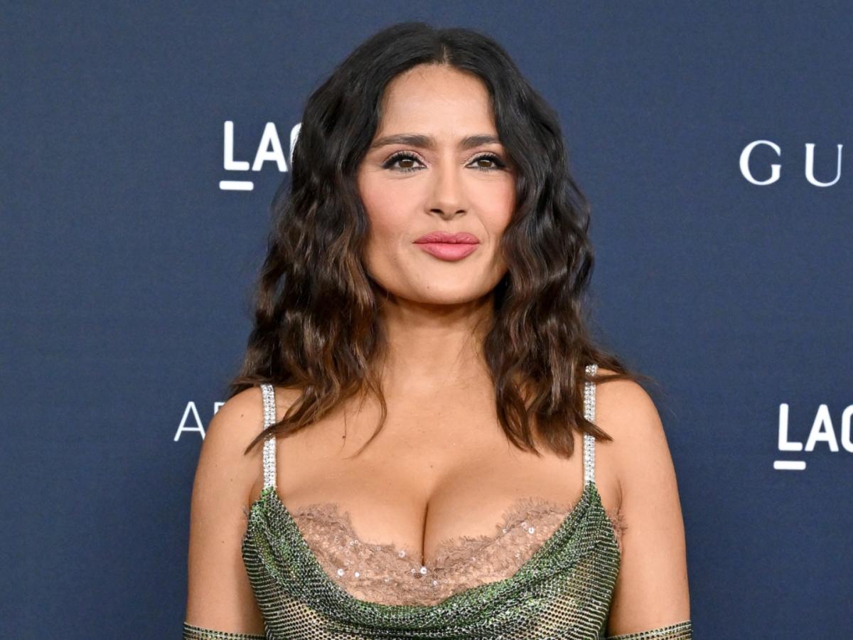 Salma Hayek tirou o fôlego de todos neste vestido gradiente ousado e abraçável no LACMA Gala.

