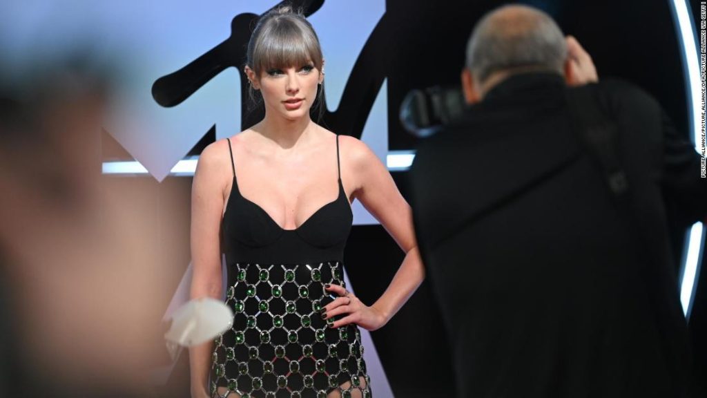O visual cravejado de joias de Taylor Swift foi inspirado na rainha Elizabeth II