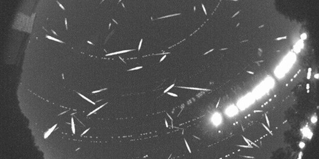Mais de 100 meteoros são registrados nesta imagem composta tirada durante o pico da chuva de meteoros Geminídeos em 2014. 