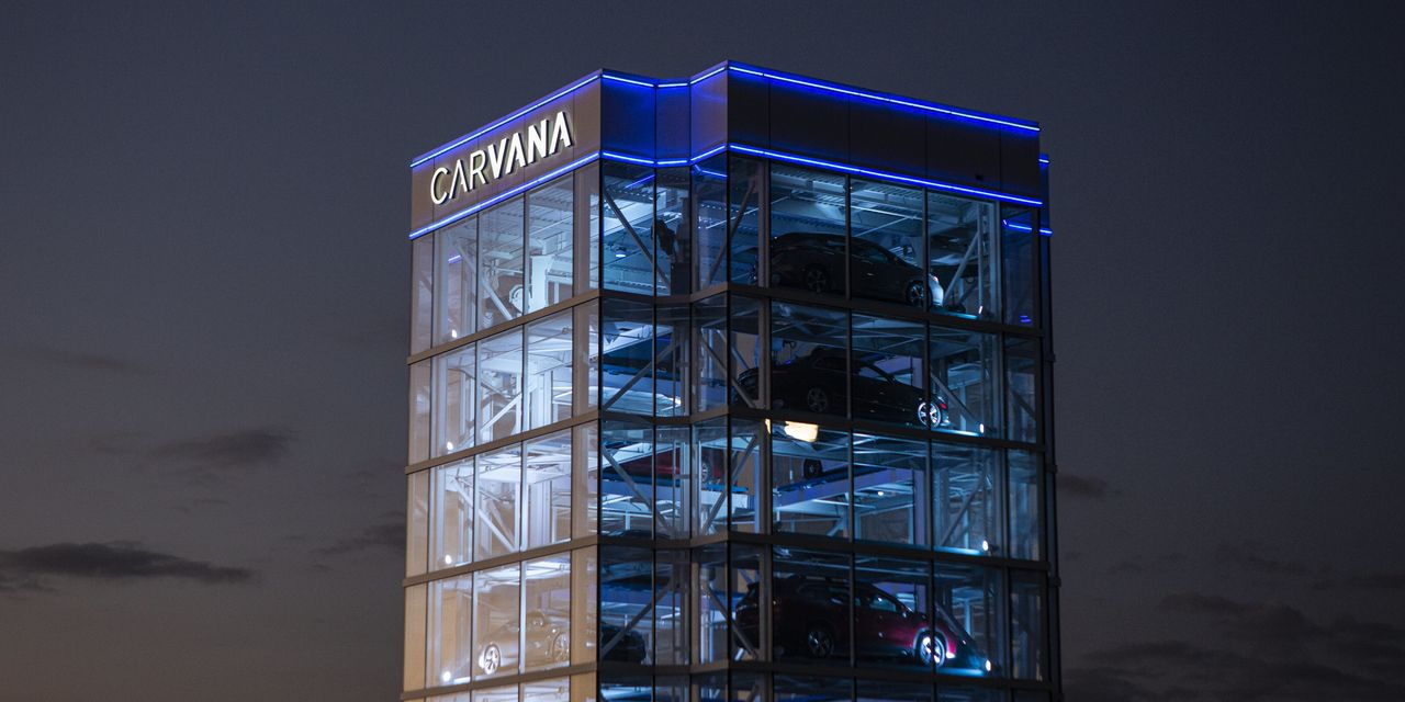 A Carvana está enfrentando uma crise de caixa devido ao alto endividamento e às altas taxas de juros

