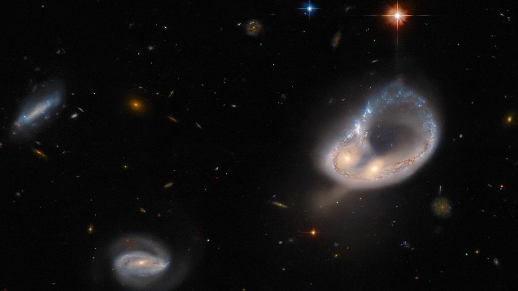 Esta imagem do Telescópio Espacial Hubble mostra a fusão de galáxias a 671 milhões de anos-luz de distância