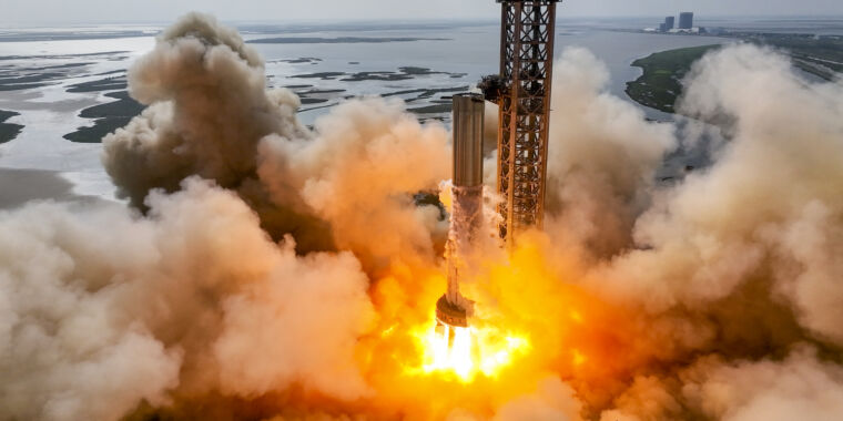 SpaceX 11 disparou um motor enquanto preparava um enorme foguete de teste orbital