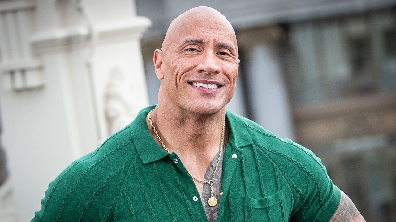 Dwayne Johnson compra todos os Snickers no Hawaii 7-Eleven para 'corrigir esse erro' por roubar doces quando tinha 14 anos

