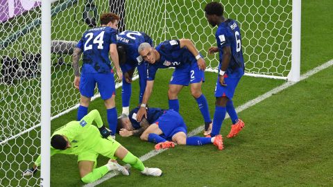 Christian Pulisic cercado por seus companheiros de equipe após sofrer uma lesão após seu gol.