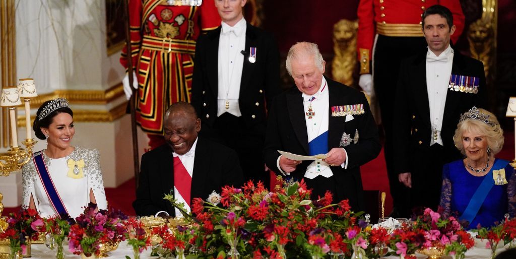 A família real oferece o primeiro banquete de estado no reinado do rei Charles da África do Sul.  Veja fotos aqui.