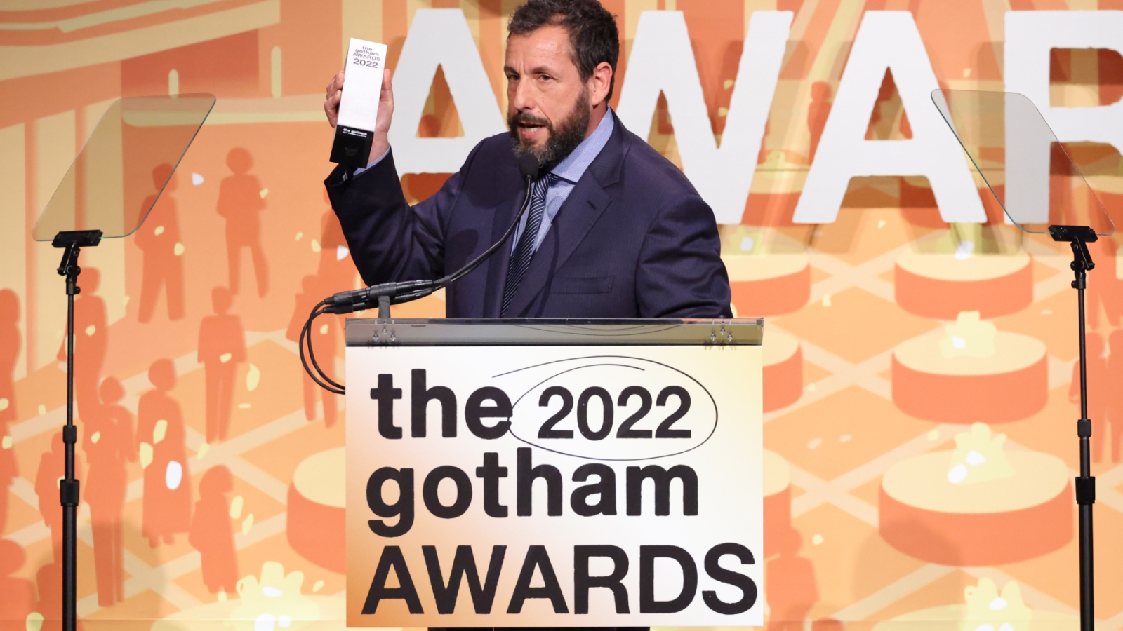 Adam Sandler permite que suas filhas escrevam um discurso selvagem no Gotham Awards - Rolling Stone

