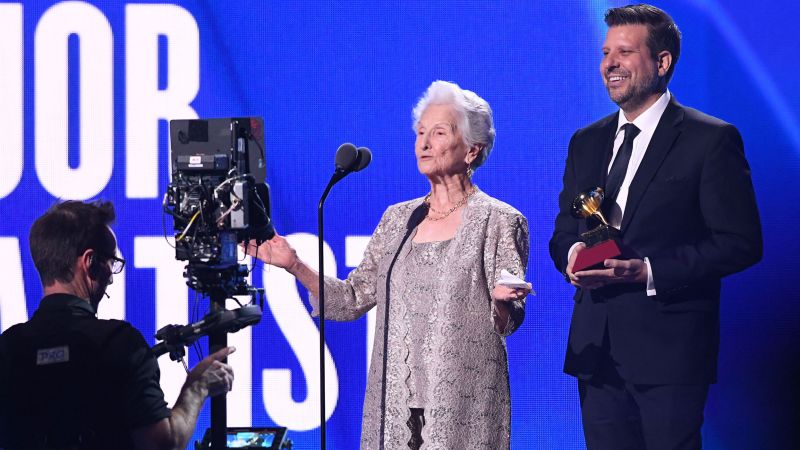 Angela Alvarez, 95, ganhou o prêmio de Melhor Nova Artista Feminina Latina no empate histórico