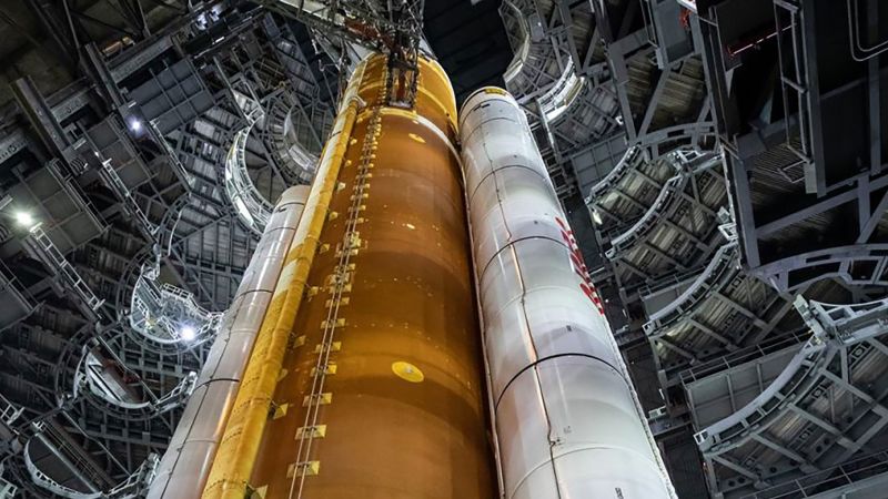 Artemis I: o enorme foguete lunar da NASA está de volta à plataforma de lançamento para sua próxima tentativa de lançamento