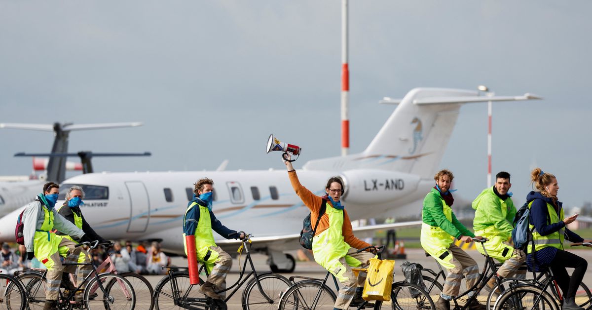 Ativistas climáticos impedem que aviões particulares decolem no aeroporto de Schiphol

