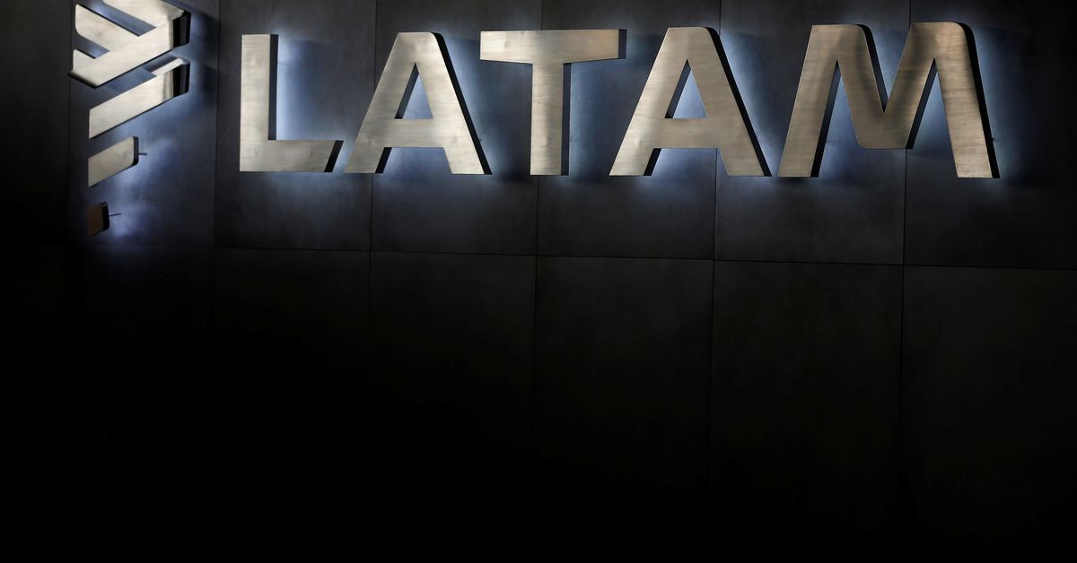 Avião da LATAM cai em pista no Peru e mata dois bombeiros

