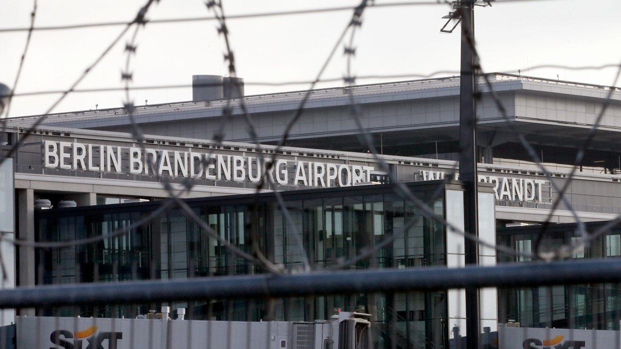 Manifestantes climáticos no aeroporto de Berlim pararam brevemente o tráfego depois de se engessar na pista

