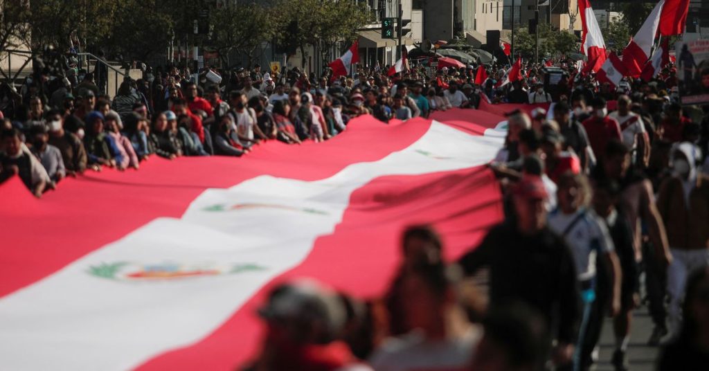 Milhares se reúnem no Peru para exigir a renúncia do presidente de esquerda Castillo