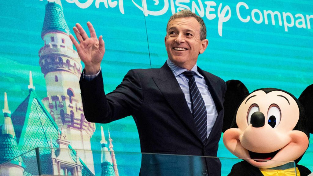 O congelamento de contratações da Disney permanecerá em vigor, disse o CEO Bob Iger à equipe