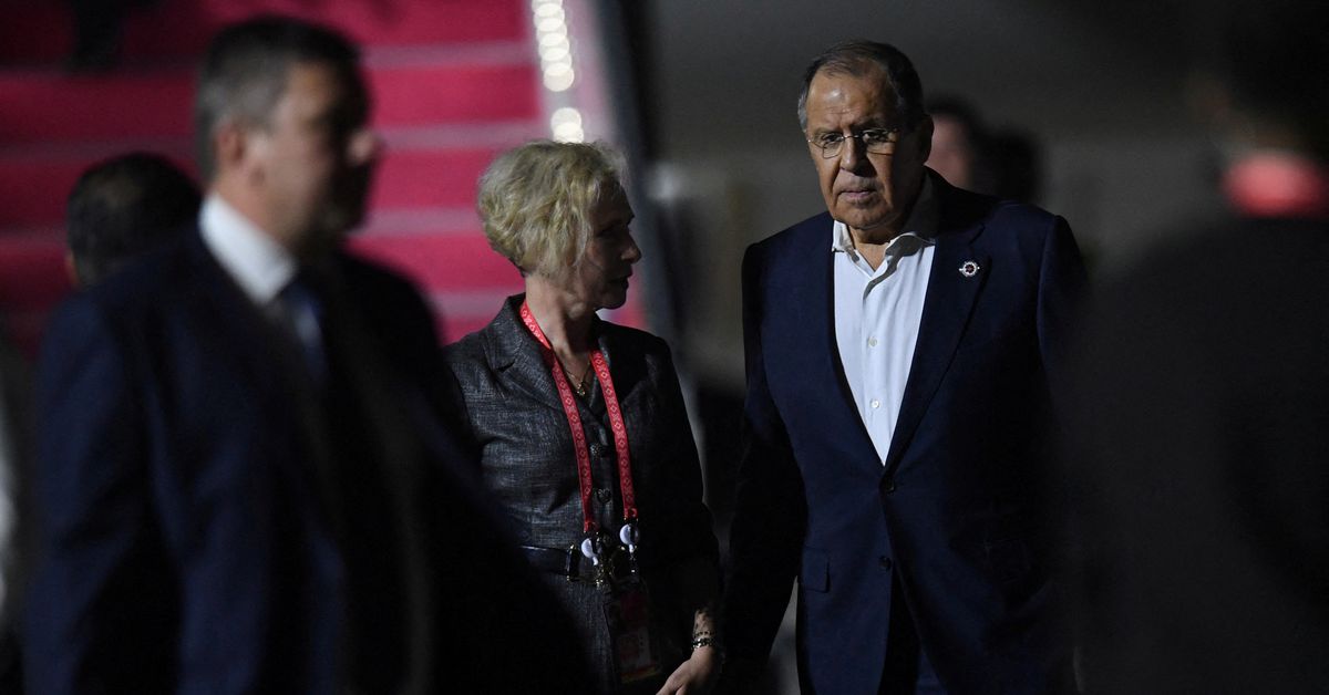 O russo Lavrov negou a notícia de que havia sido transferido para um hospital no G20

