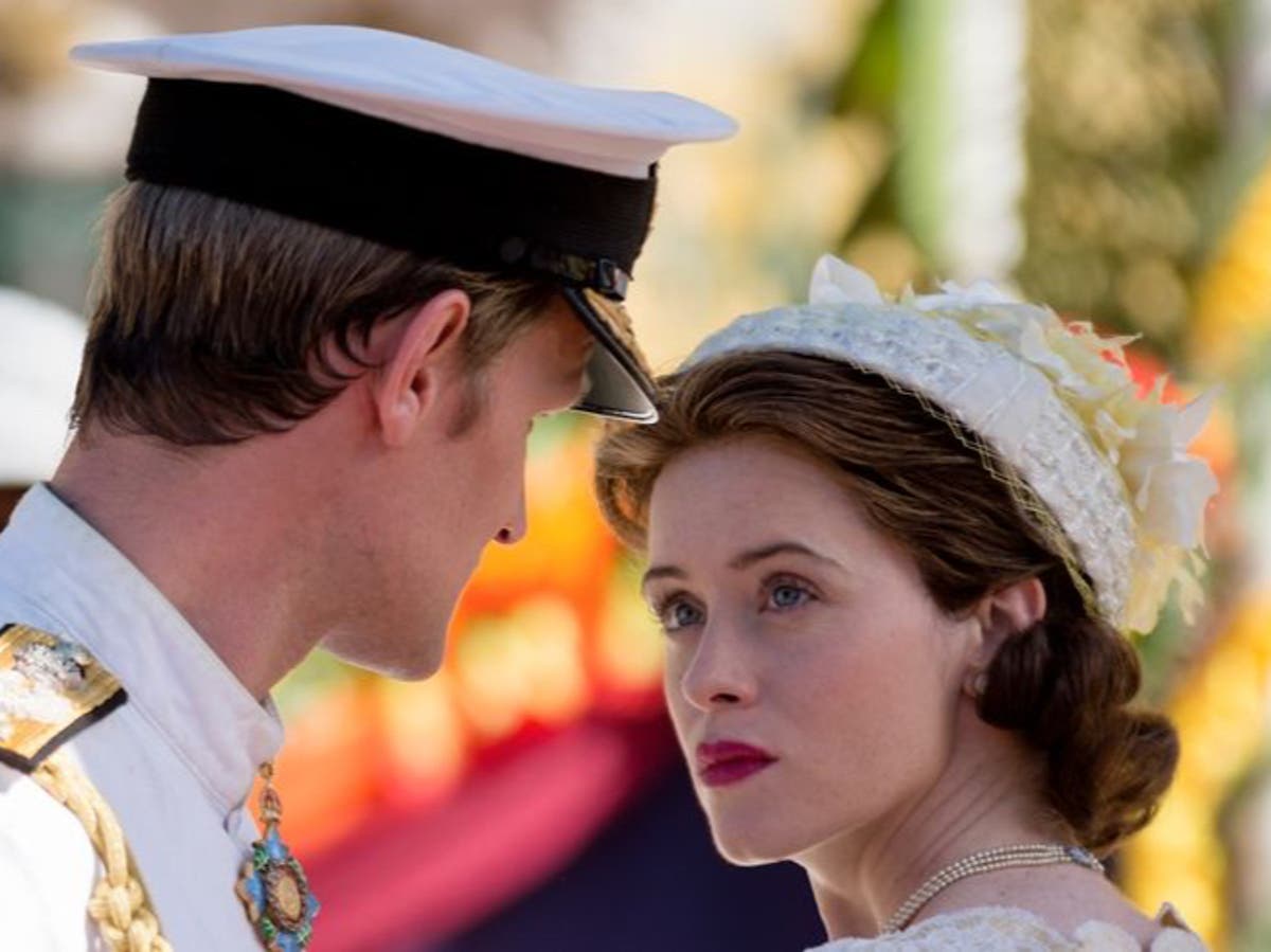 Os espectadores de The Crown estão aplaudindo o retorno 'insubstituível' de Claire Foy no novo episódio 1 da 5ª temporada

