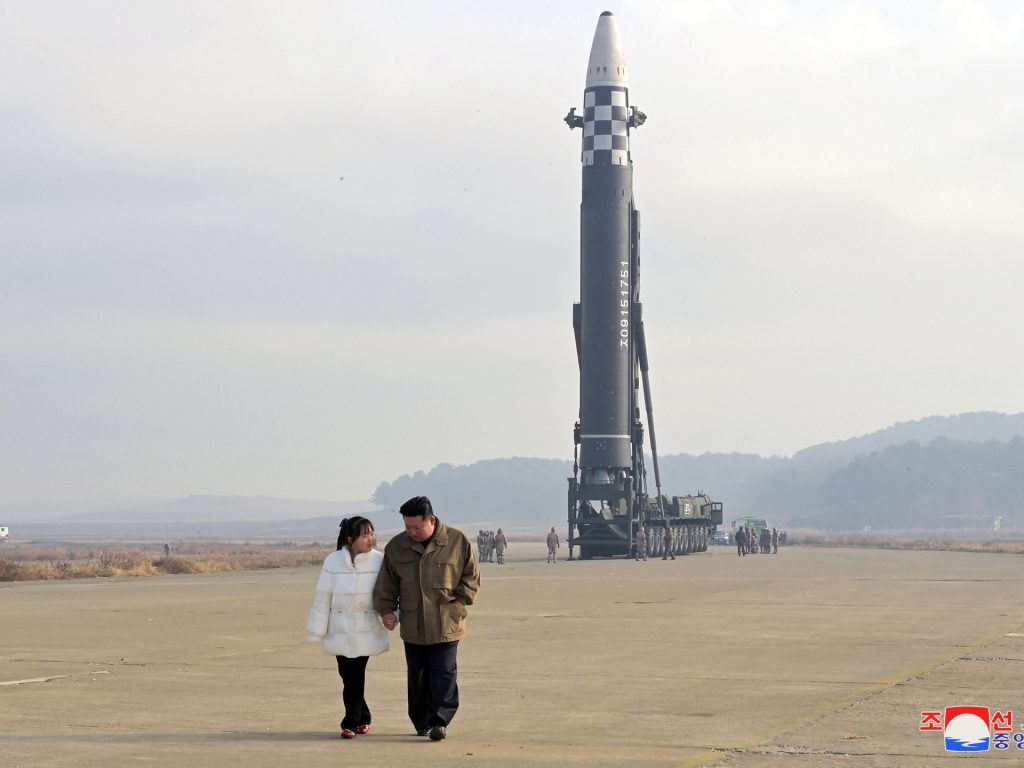 Presidente norte-coreano Kim Jong Un revela sua filha em um lançamento de míssil |  Notícias sobre armas nucleares