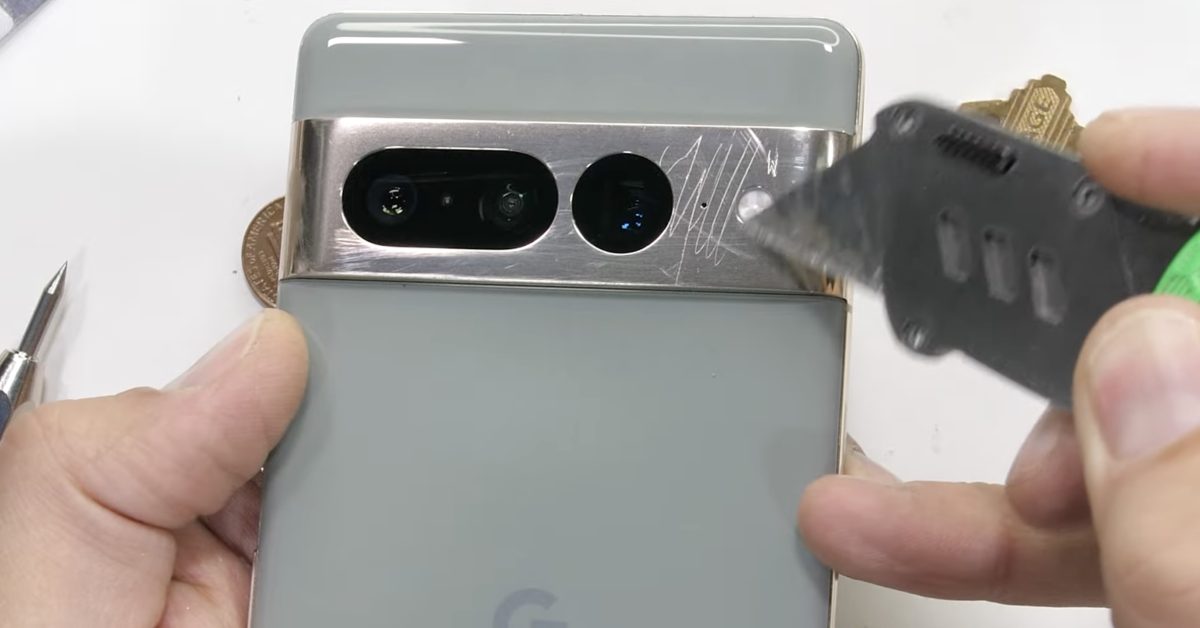 Teste de durabilidade do Pixel 7 Pro mostra câmera arranhada

