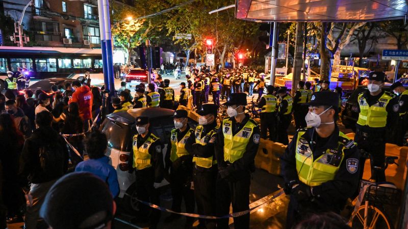 Um jornalista da BBC foi "espancado e chutado pela polícia" enquanto os protestos se espalhavam pela China