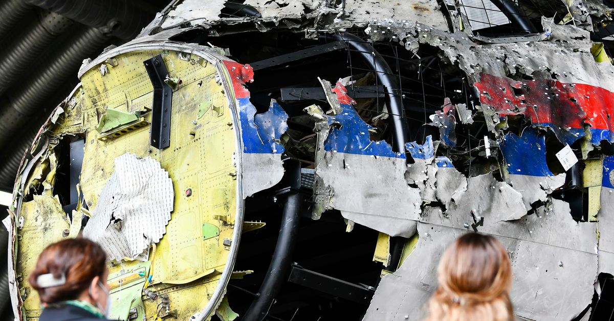 Um tribunal holandês condenou três à prisão perpétua por derrubar um MH17 na Ucrânia em 2014

