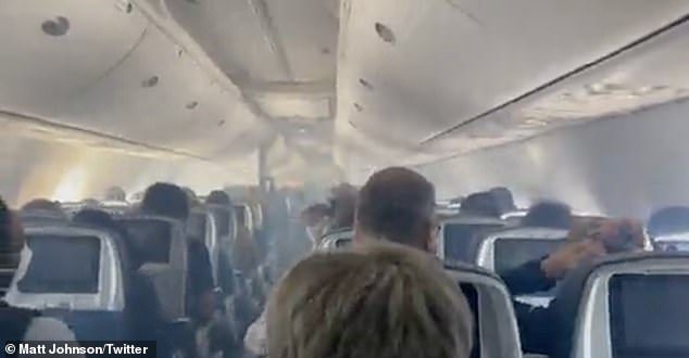 O voo 2846 da Delta fez um pouso de emergência em Albuquerque na terça-feira depois que uma fumaça misteriosa encheu o compartimento de passageiros e o cockpit.