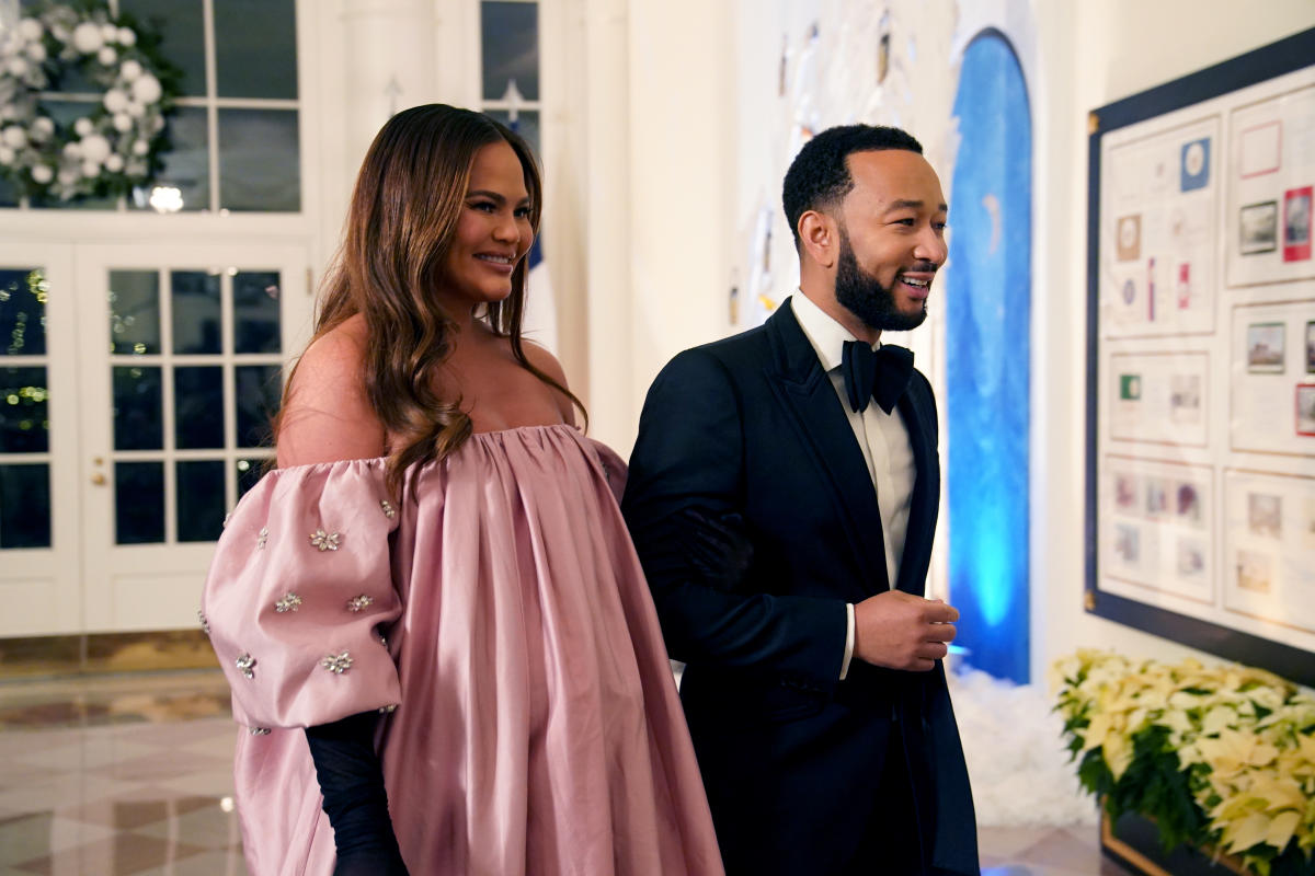 Chrissy Teigen compartilha uma foto de uma viagem ao jantar de estado na Casa Branca

