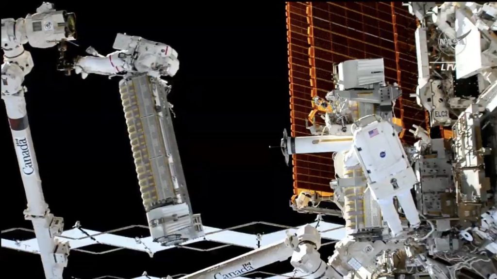 Astronautas instalam um novo painel solar fora da Estação Espacial Internacional - Spaceflight Now
