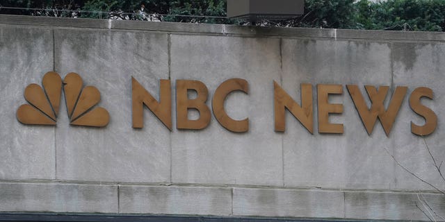Uma placa é retratada do lado de fora da sede da NBC no Rockefeller Center, no bairro de Manhattan em Nova York, Nova York, EUA, 16 de janeiro de 2020. REUTERS/Carlo Allegri
