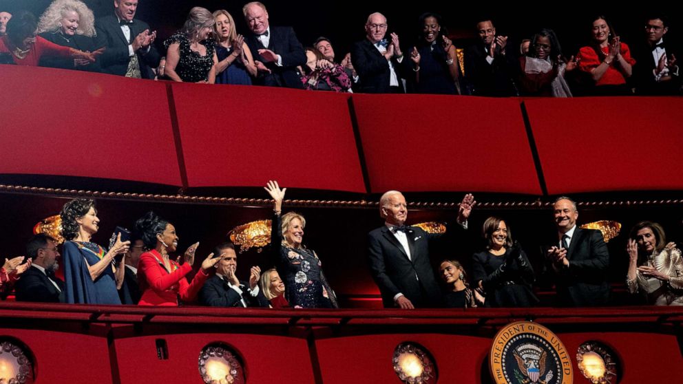 FOTO: O presidente Joe Biden e a primeira-dama Jill Biden participam do 45º Kennedy Center Honors Gala, 4 de dezembro de 2022, em Washington.