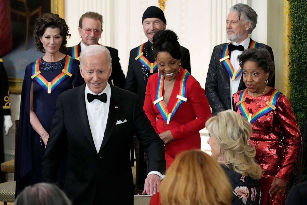 FOTO: O presidente Joe Biden estende o braço para a primeira-dama Jill Biden quando eles saem do Kennedy Center para homenagear a recepção na Casa Branca, em 4 de dezembro de 2022, em Washington.