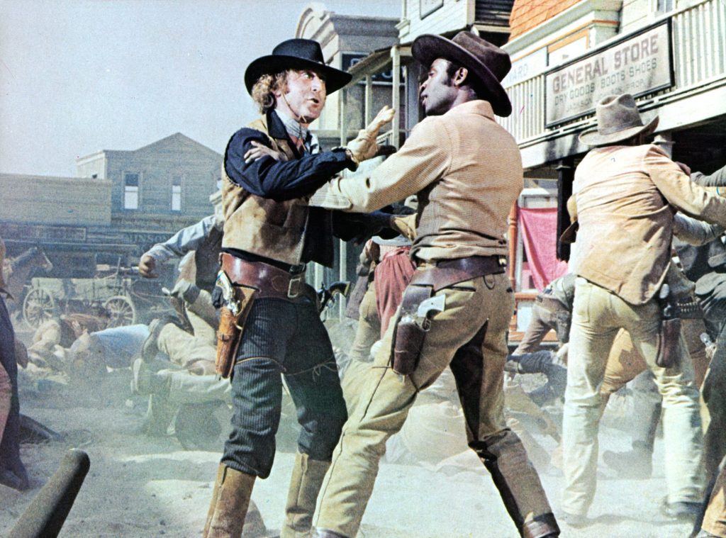 Gene Wilder briga com Cleavon Little em cena de "Selas flamejantes."