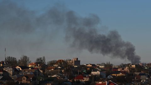 Fumaça sobre a cidade de Kherson em 14 de dezembro.  O bombardeio russo da cidade nos últimos dias a deixou 