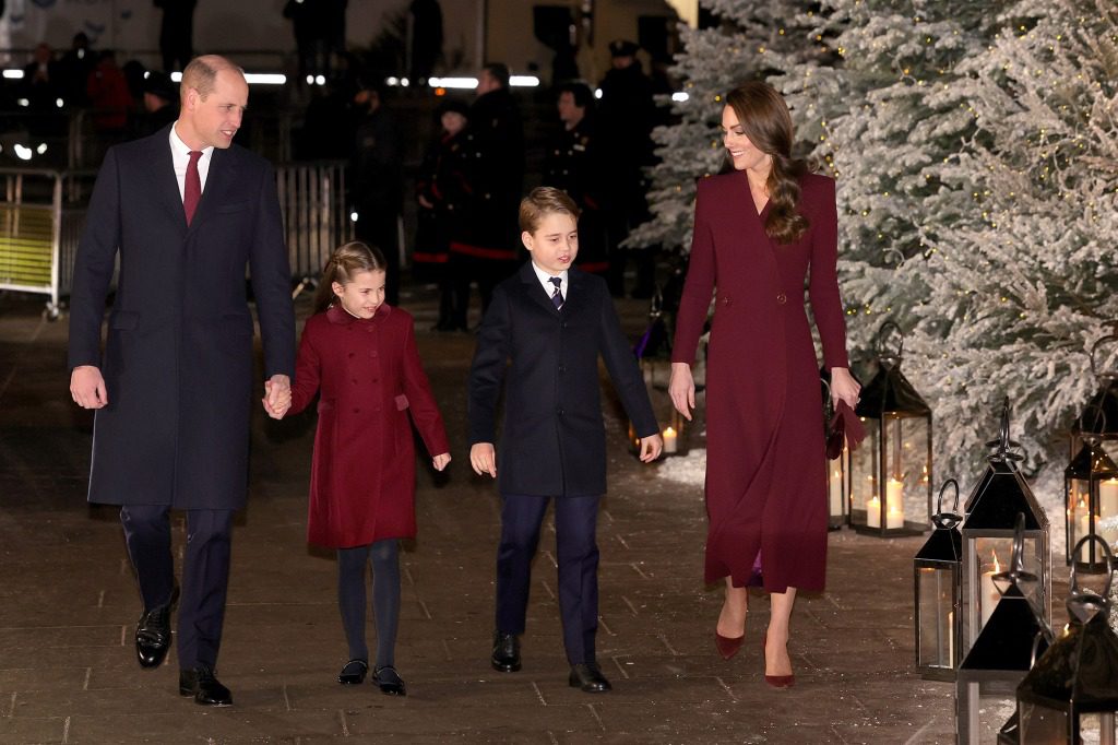 O príncipe William, o príncipe de Gales, a princesa Charlotte de Gales, o príncipe George de Gales e Catherine, princesa de Gales, participam de um culto de 'Conto de Natal Juntos' na Abadia de Westminster em 15 de dezembro de 2022