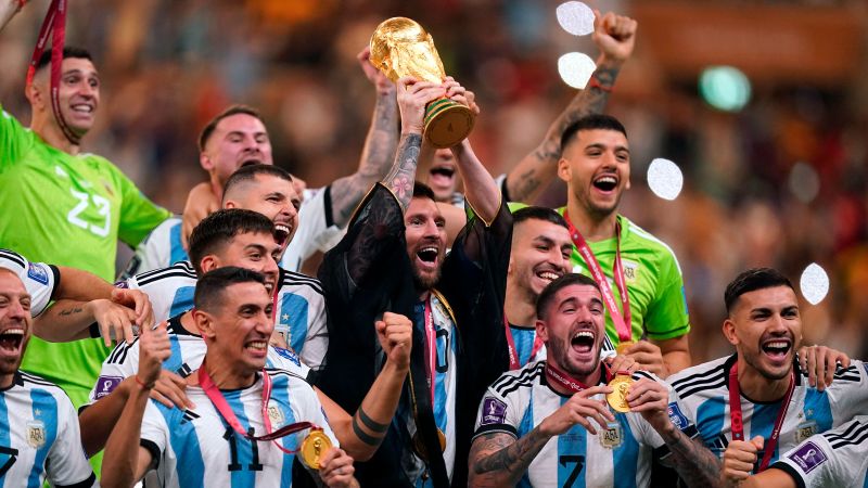 A reação de Lionel Messi ao usar um bisht ao erguer a Copa do Mundo mostra as falhas culturais do Catar 2022