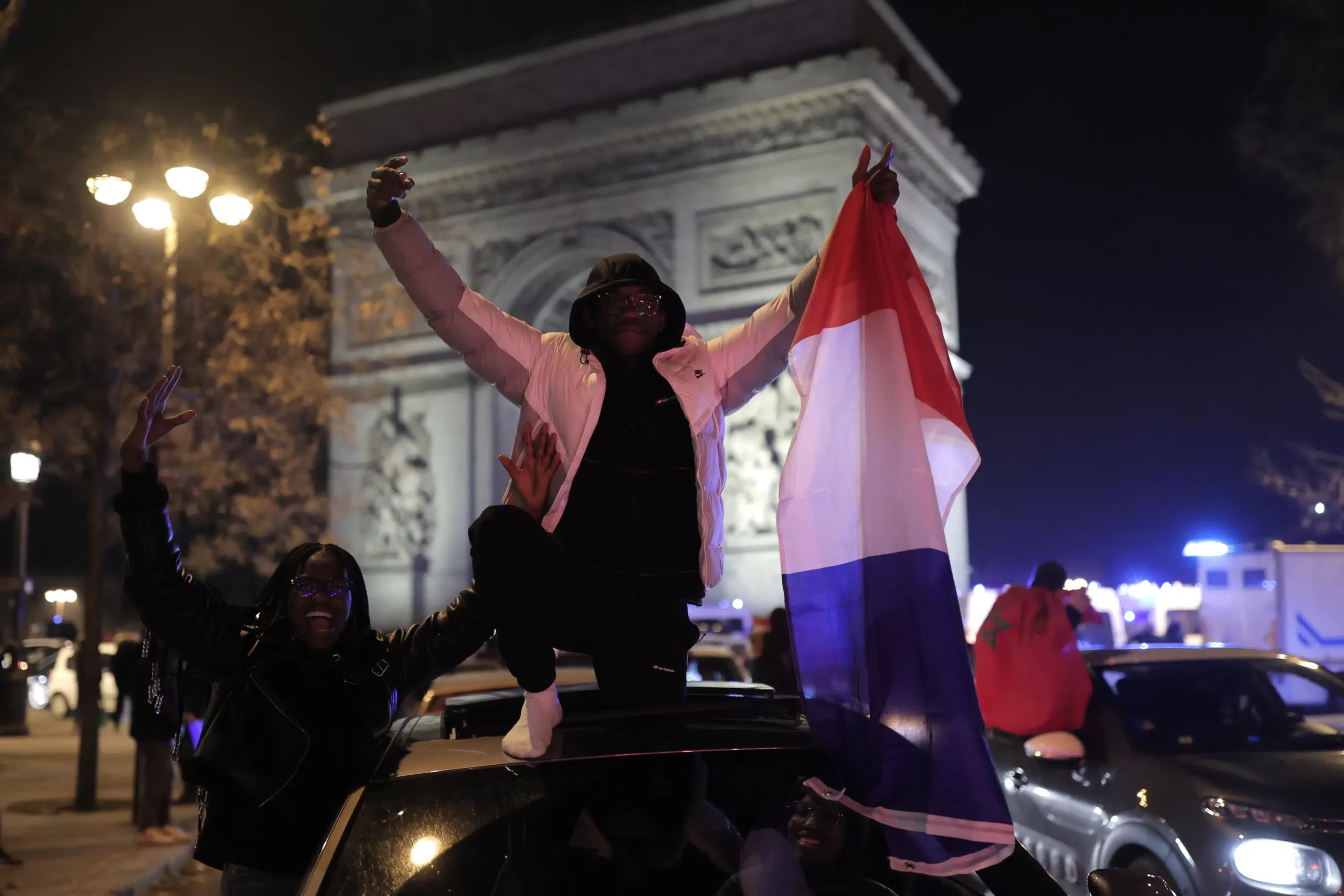 A França comemora a vitória da Copa do Mundo com a torcida torcendo pela seleção marroquina

