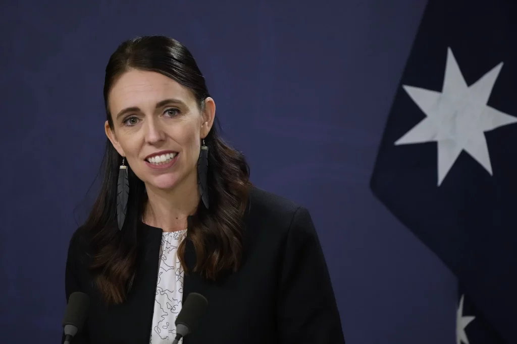 A primeira-ministra da Nova Zelândia, Ardern, flagrou sua rival no microfone quente