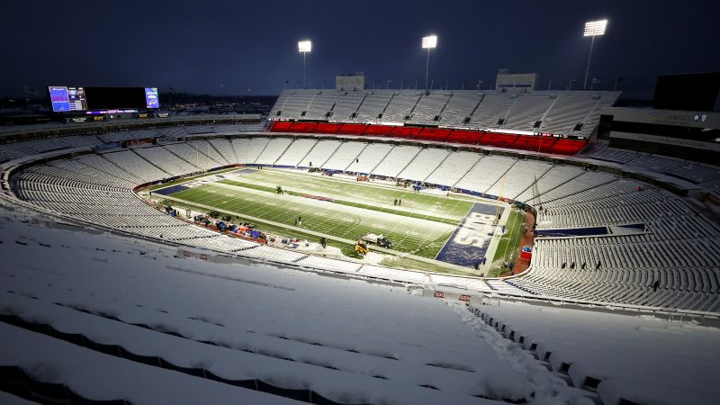 Antes da vitória dramática do Buffalo Bills, o jogo foi interrompido devido aos torcedores jogando bolas de neve no campo.