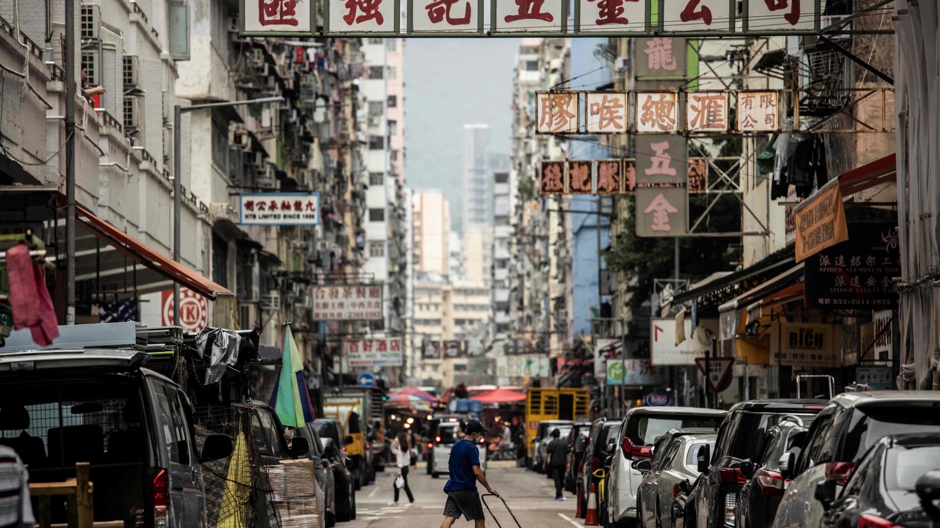 As ações de Hong Kong subiram cerca de 3% depois que relatórios disseram que a cidade estava considerando flexibilizar uma lei Covid

