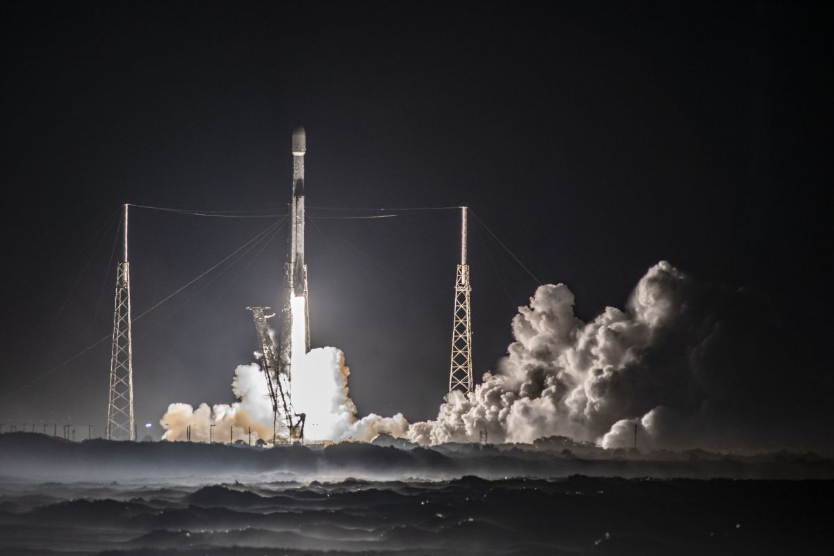 Assista a um foguete SpaceX lançar 2 satélites de comunicação em órbita hoje (16 de dezembro)

