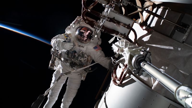 Astronautas darão um impulso à estação espacial durante a caminhada espacial de sábado