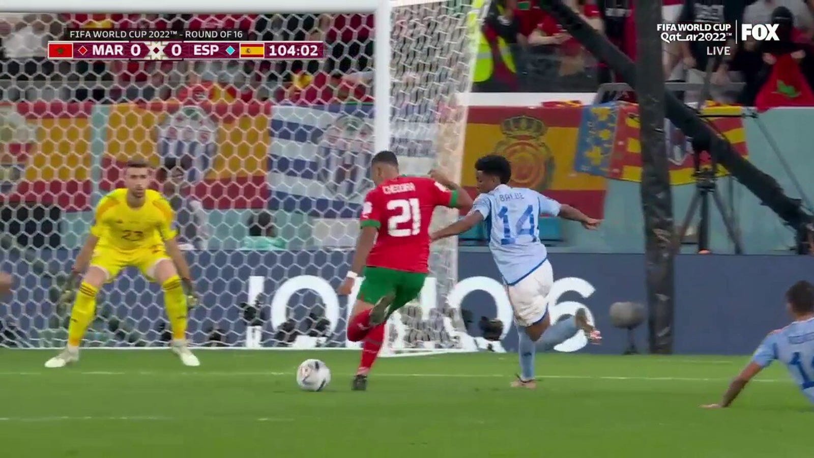 O chute de Walid Chedira para o Marrocos foi defendido pelo goleiro espanhol Unai Simon