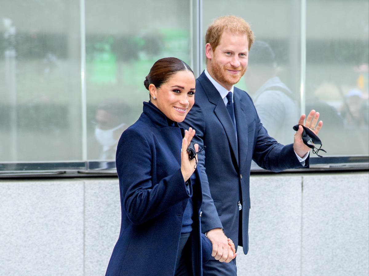 Meghan ecoa o visual de Kate em Boston no NYC Awards horas antes do documentário da Netflix ir ao ar - o mais recente

